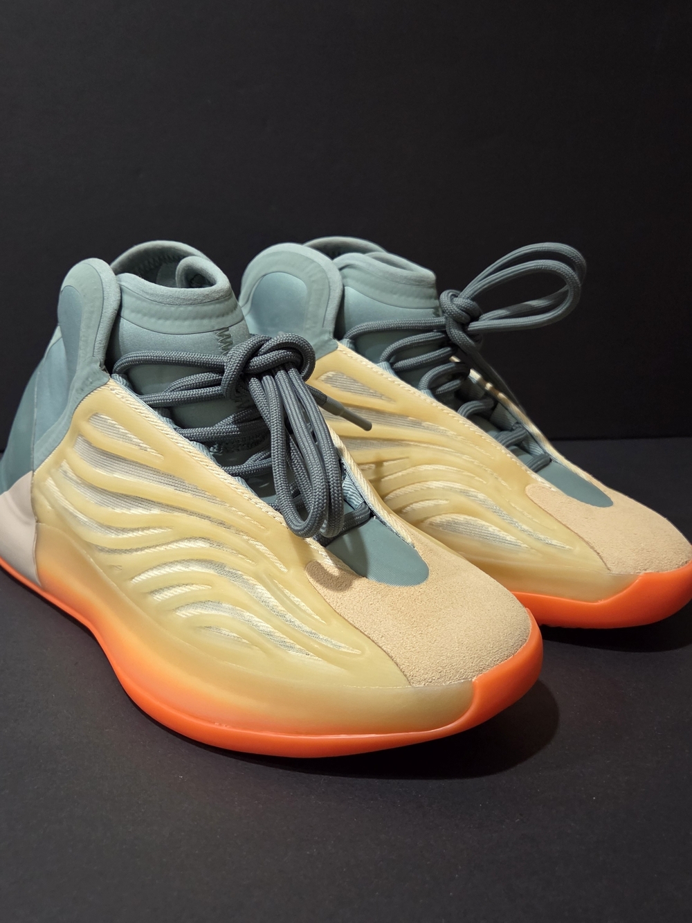 Adidas Yeezy QNTM Hi-Res Coral Size 6 Men / 7.5 Women HP6595